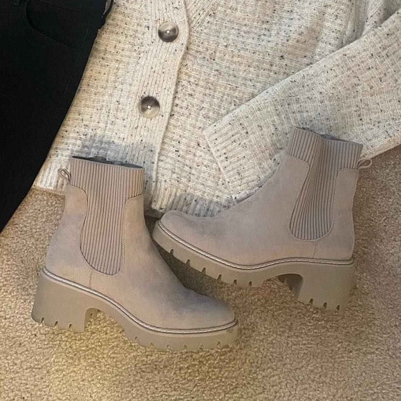 Universal Thread Tan Chelsea Boots - Picture 1 of 7